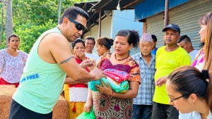 दिपक मनाङ्गेकाे सहयाेगमा तरुण गजुरीले १६० बाढीपीडित परिवारलाई  वितरण गर्याे राहत