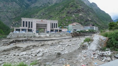 बाढीका कारण २० जना बेपत्ता, ६४ वटा गाडी बगायो
