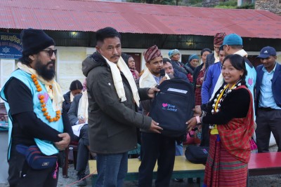 गिभ लभ्स फाउन्डेसनद्वारा विद्यार्थीलाई न्यानो कपडा र ब्याग वितरण