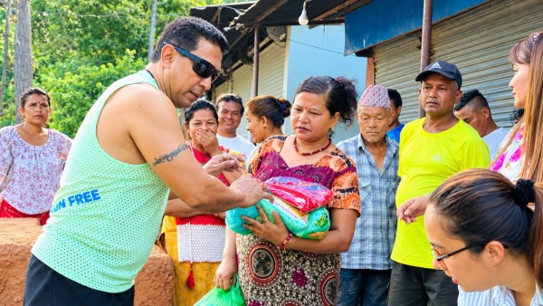 दिपक मनाङ्गेकाे सहयाेगमा तरुण गजुरीले १६० बाढीपीडित परिवारलाई वितरण गर्याे राहत