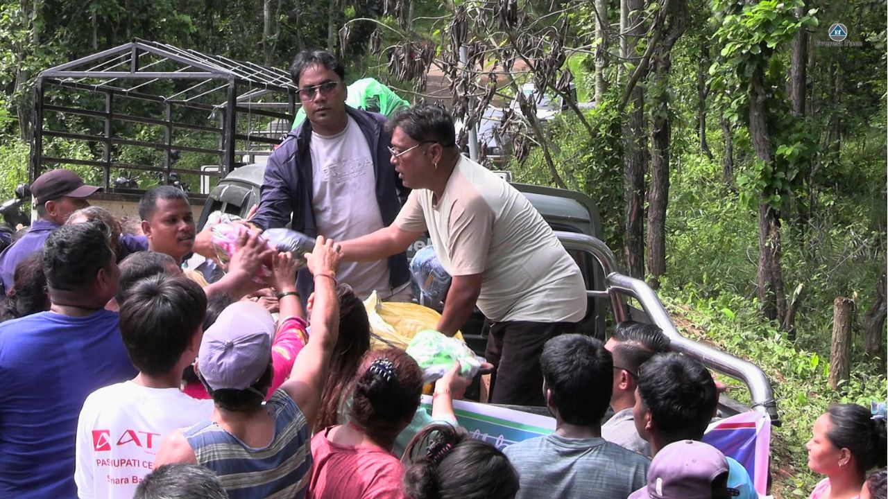 बाढीपीडितका लागि होटल तथा संस्थाबाट राहत सामग्री सहयोग